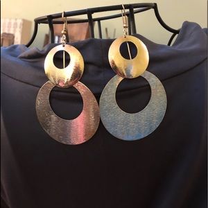 Gold tone hanging earrings NWOT